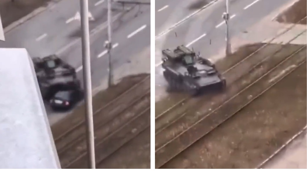 烏克蘭首都基輔街頭驚現裝甲車輾壓轎車。（圖／翻攝自推特＠berojag59060636）