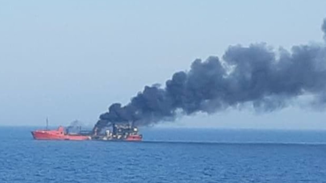 烏克蘭南部港口附近中彈受損的貨船Namura Queen是日本海運公司旗下船隻。（圖／翻攝自推特）