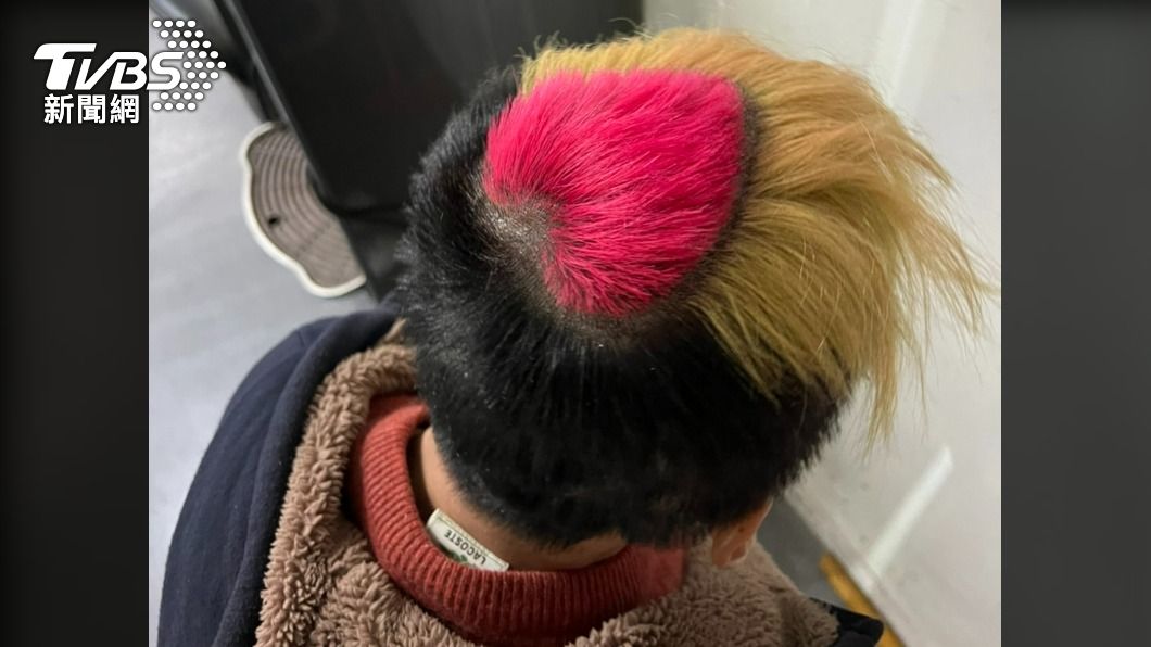 歐男的頭髮有3種顏色。（圖／TVBS）