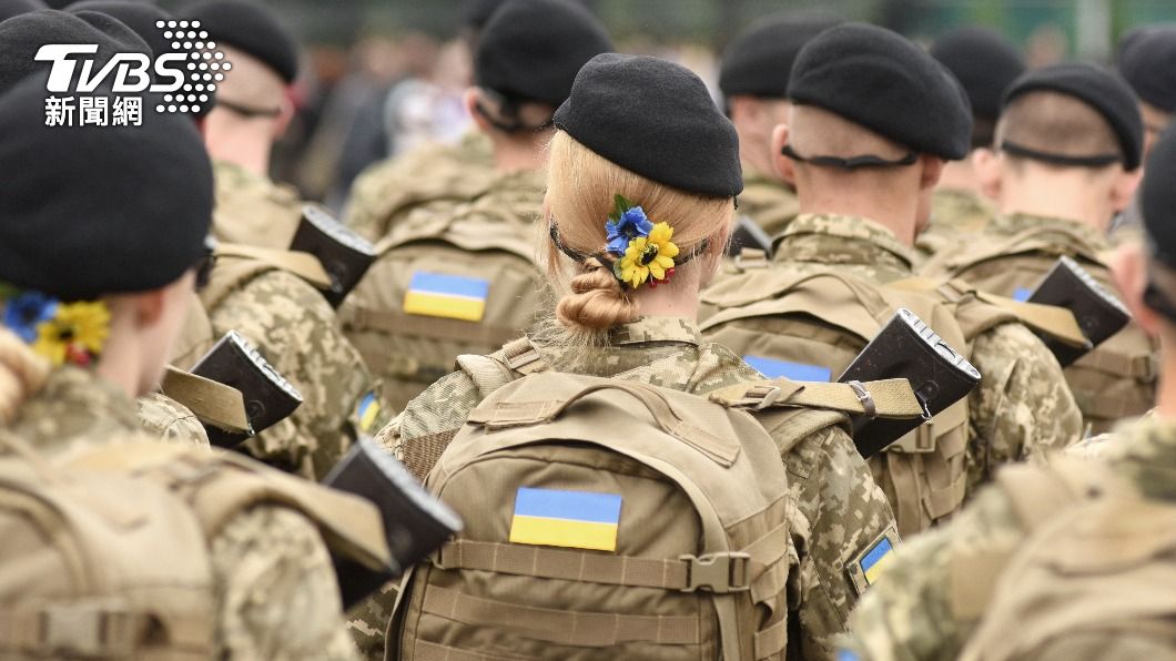 烏克蘭女性士兵。（示意圖／shutterstock達志影像） 台女收「烏克蘭徵兵」莫名簡訊：與俄軍奮戰　網全看傻