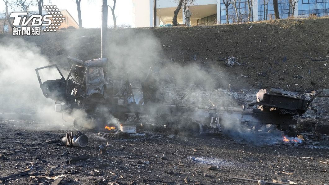 基輔街頭出現遭燒毀的車輛。（圖／達志影像美聯社）