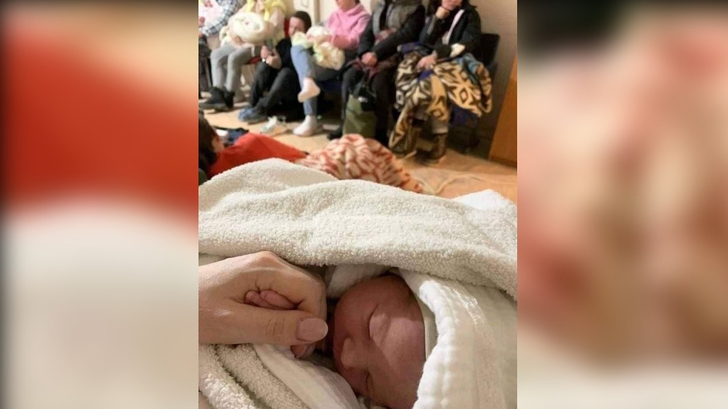 一名烏克蘭孕婦由警察協助，順利在地鐵站分娩，產下一名女嬰。（圖／翻攝自James Metcalfe推特）