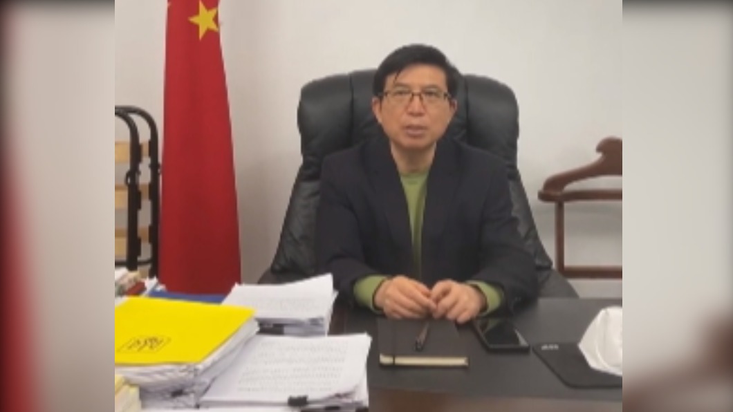 中國大陸駐烏克蘭大使范先榮在影片中否認他已經離開基輔的消息。（圖／翻攝自《觀察者》）