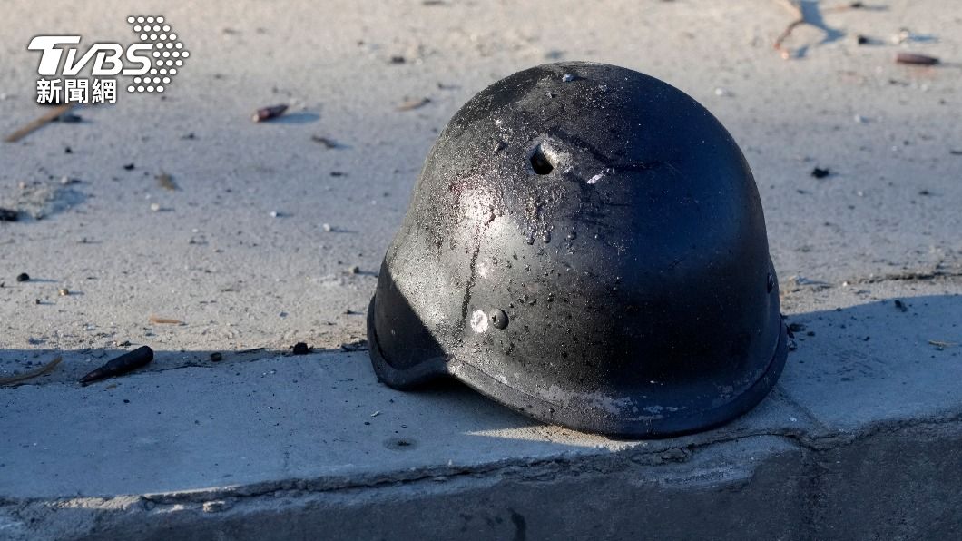 烏軍的鋼盔遭砲彈碎片打出一個洞。（圖／達志影像美聯社）