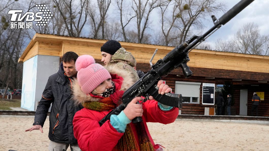 烏克蘭在開戰前教導當地公民使用槍枝的方法。（圖／達志影像美聯社）