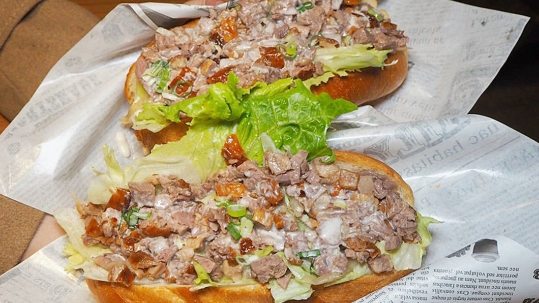 台南烤鴨獨特吃法「烤鴨潛艇堡」。（圖／熱血玩台南。跳躍新世界提供）