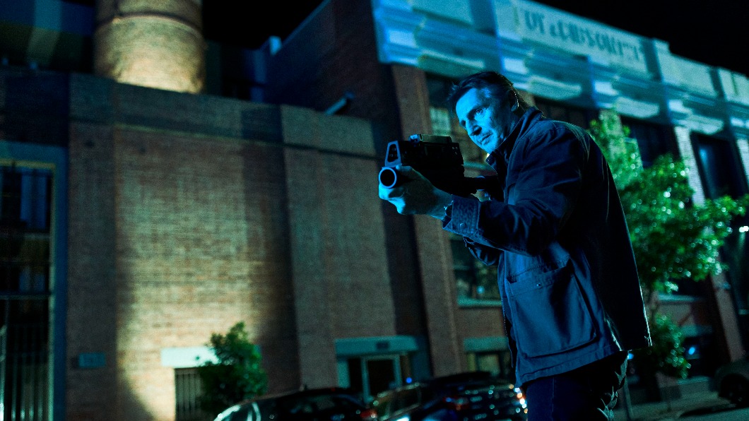 連恩尼遜飾演效力FBI的鬼影探員。（圖／威視提供）