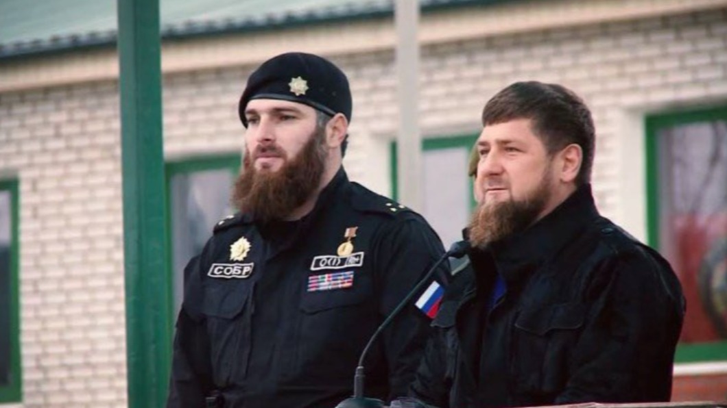 車臣將軍圖沙耶夫（左）遭傳在混戰中被烏軍擊殺。（圖／翻攝自 Illia Ponomarenko 推特 @IAPonomarenko）