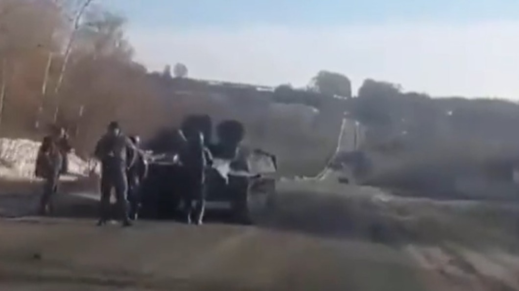 烏克蘭駕駛在路邊發現一輛俄軍坦克。（圖／翻攝自推特@aliostad）