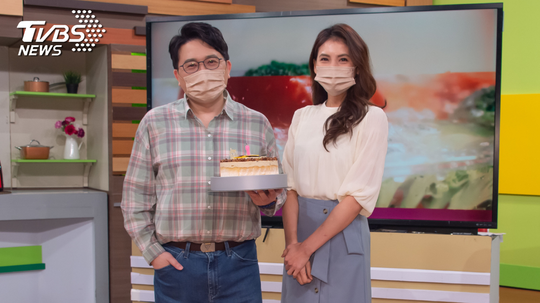 《健康2.0》主持人之一的江坤俊今(27日)迎來即將奔5生日，工作同仁日前也驚喜獻上蛋糕祝賀。(圖/TVBS提供)