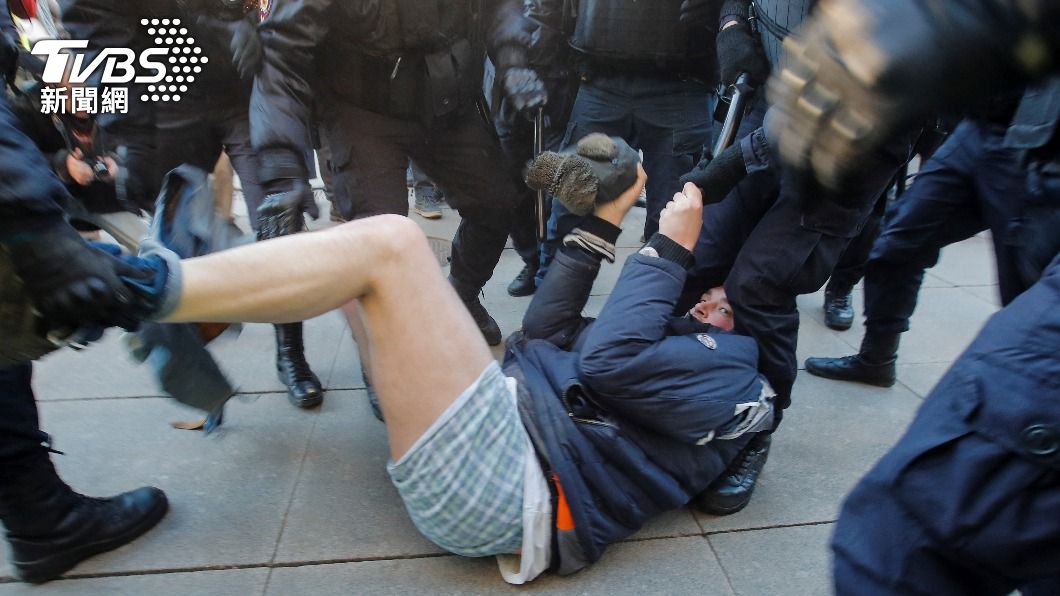 民眾在俄羅斯聖彼得堡抗議遭逮。（圖／達志影像路透社）
