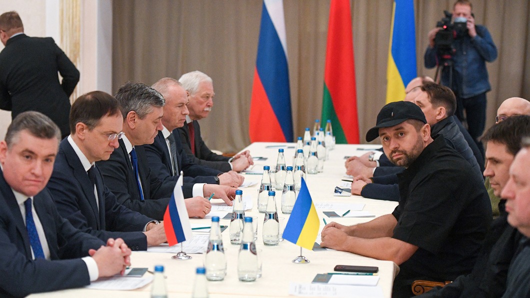 俄羅斯代表與烏克蘭代表於今天(28日)在白俄的戈麥舉行會談。(圖／翻攝塔斯社)