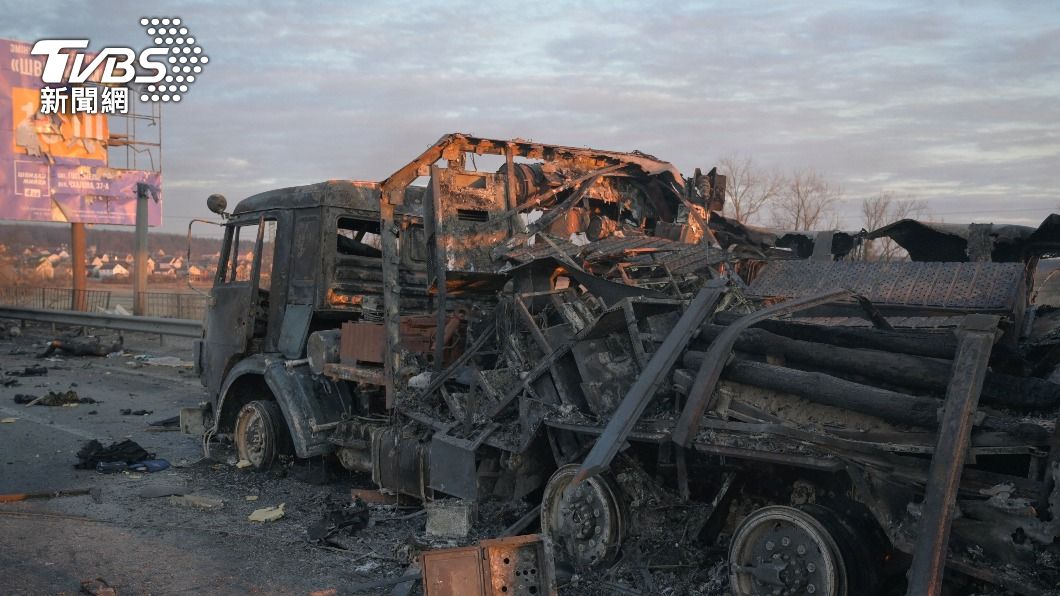 烏克蘭街頭一部軍用車輛遭炸毀。（圖／達志影像路透社）
