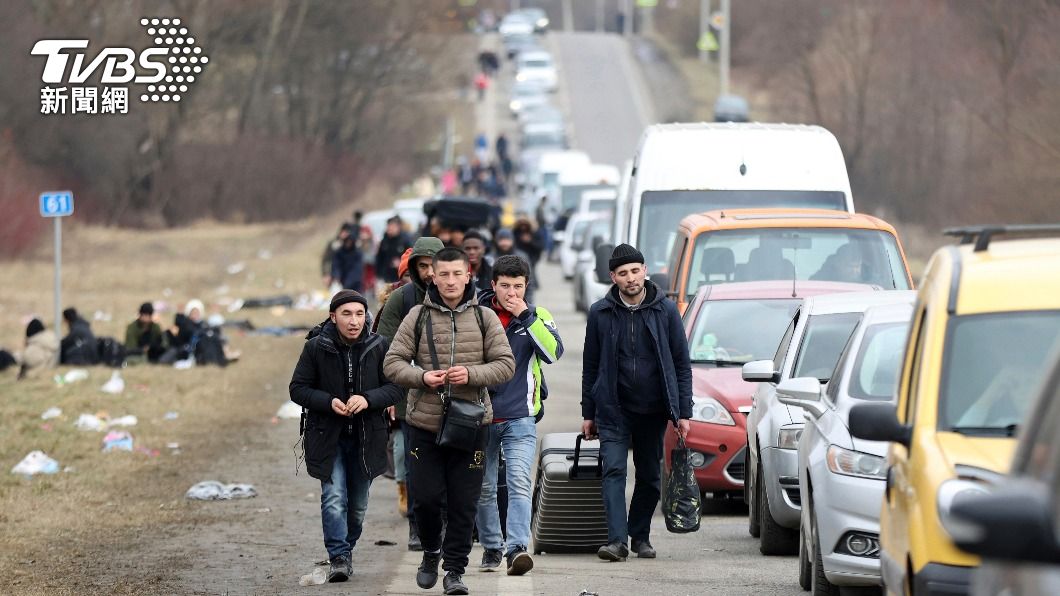 烏克蘭人逃至波蘭。（圖／達志影像美聯社）