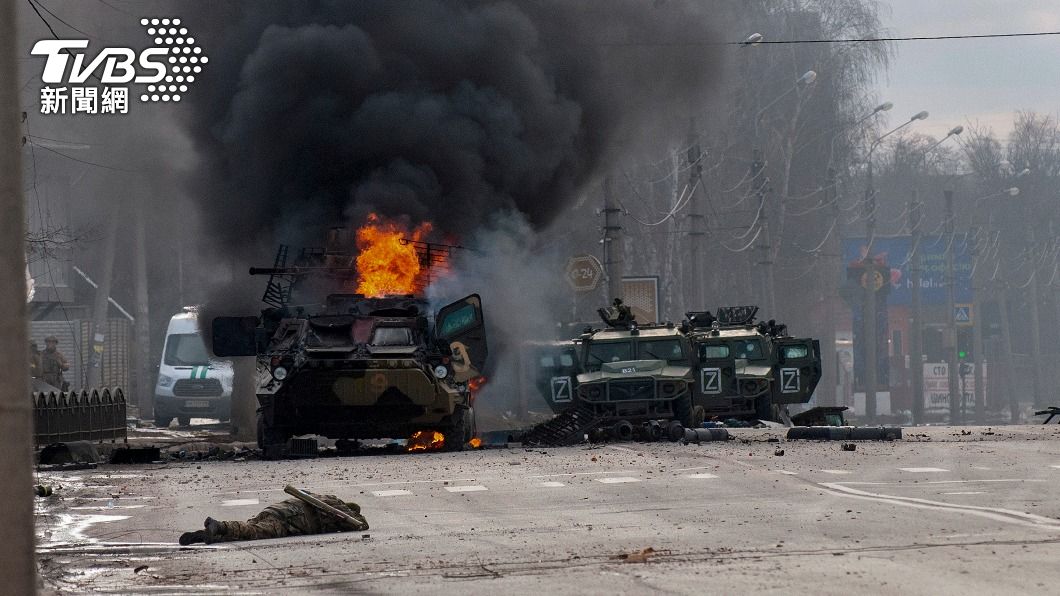 烏克蘭接頭一部俄國軍用車輛著火。（圖／達志影像美聯社）