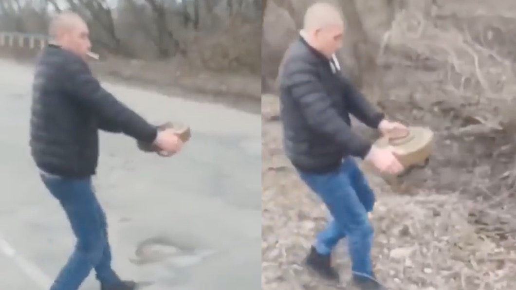 烏克蘭男子徒手移除地雷。（圖／翻攝@NewVoiceUkraine Twitter）
