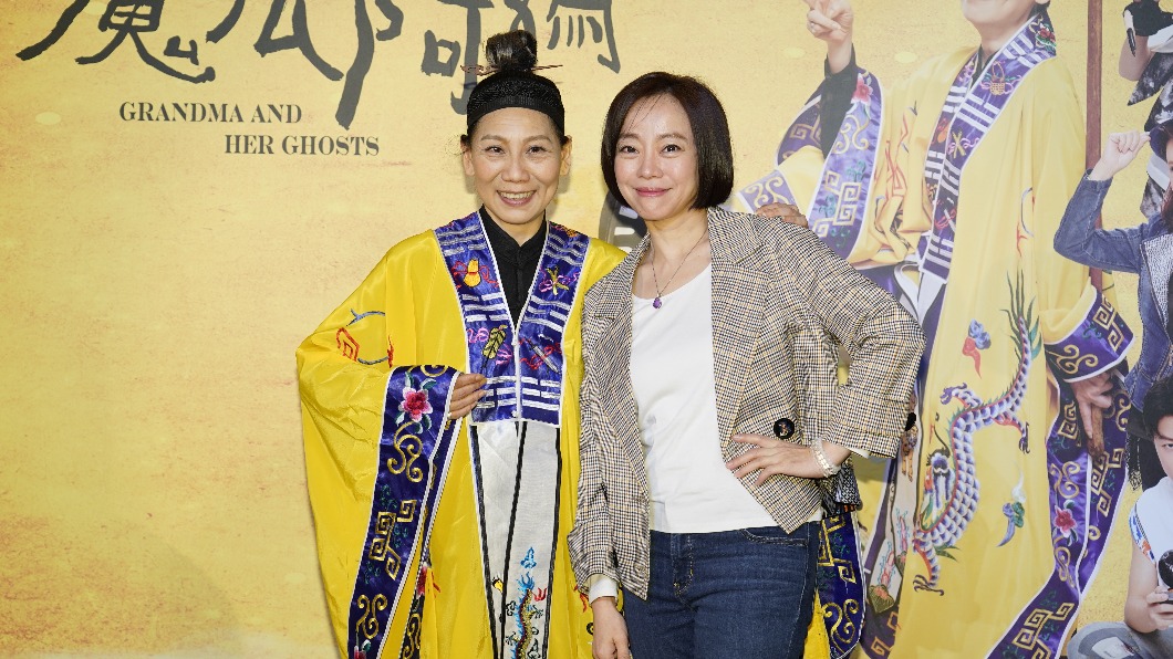 郎祖筠（左）飾演道士阿媽，右為導演范瑞君。（圖／春河劇團提供）