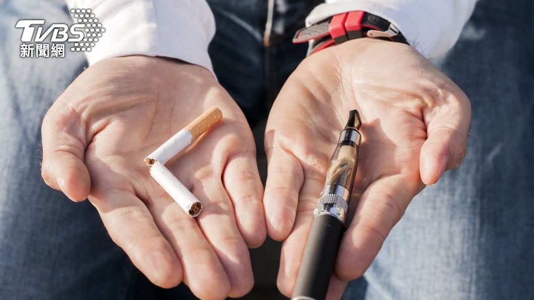 電子煙有誘導年輕人吸菸的可能性。（示意圖／shutterstock達志影像）