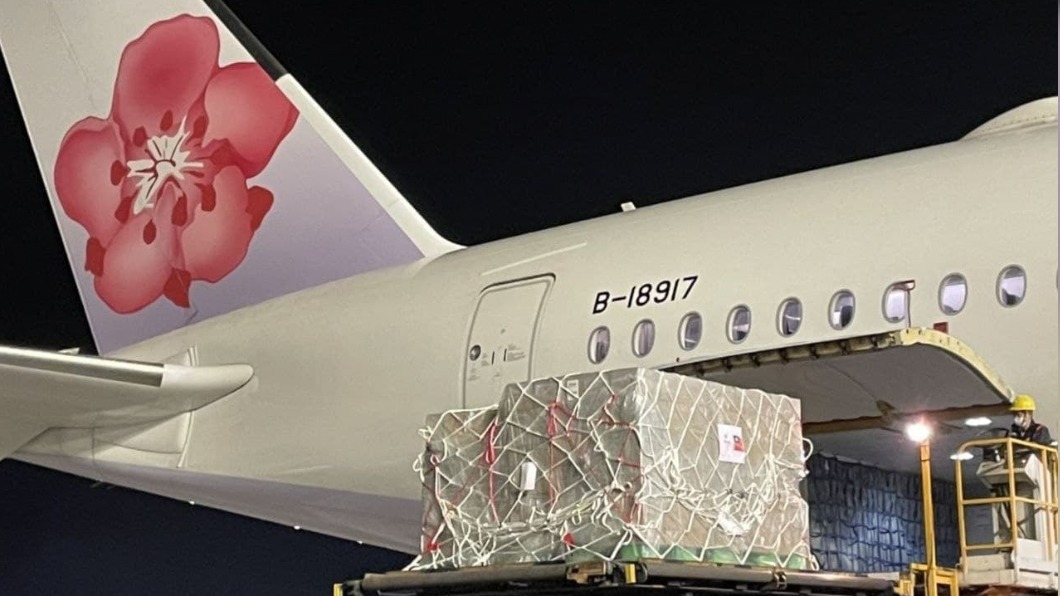 台灣這次援贈烏克蘭的醫療物資由華航載運。（圖／翻攝自外交部官方臉書）