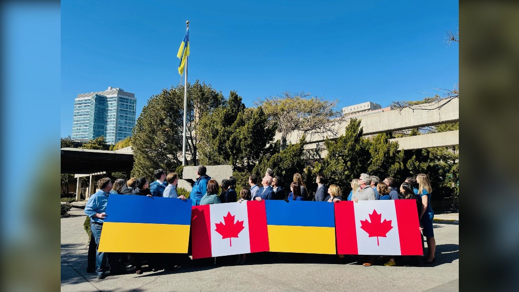 加拿大駐陸使館升起烏克蘭國旗。（圖／翻攝自Canada in China推特）