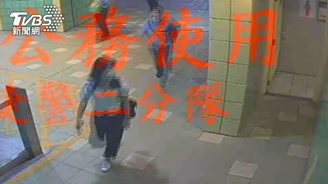 黃姓男子在大坪林捷運站內狂奔。（圖／TVBS）