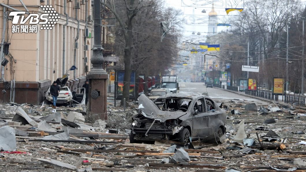 烏克蘭街頭隨處可見遭轟炸後的慘況。（圖／達志影像路透社）