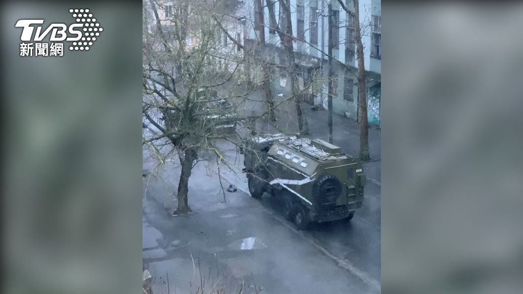 俄羅斯坦克出現在烏克蘭刻松市街頭。（圖／達志影像路透社）