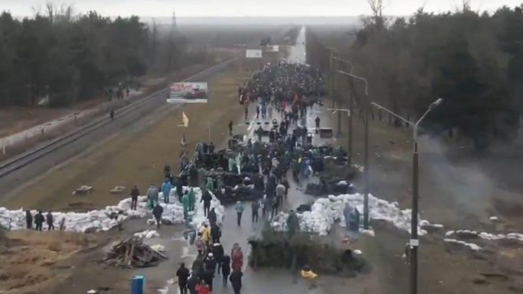 烏克蘭人民擋在通往核電廠的要道上。（圖／翻攝自@franakviacorka推特）