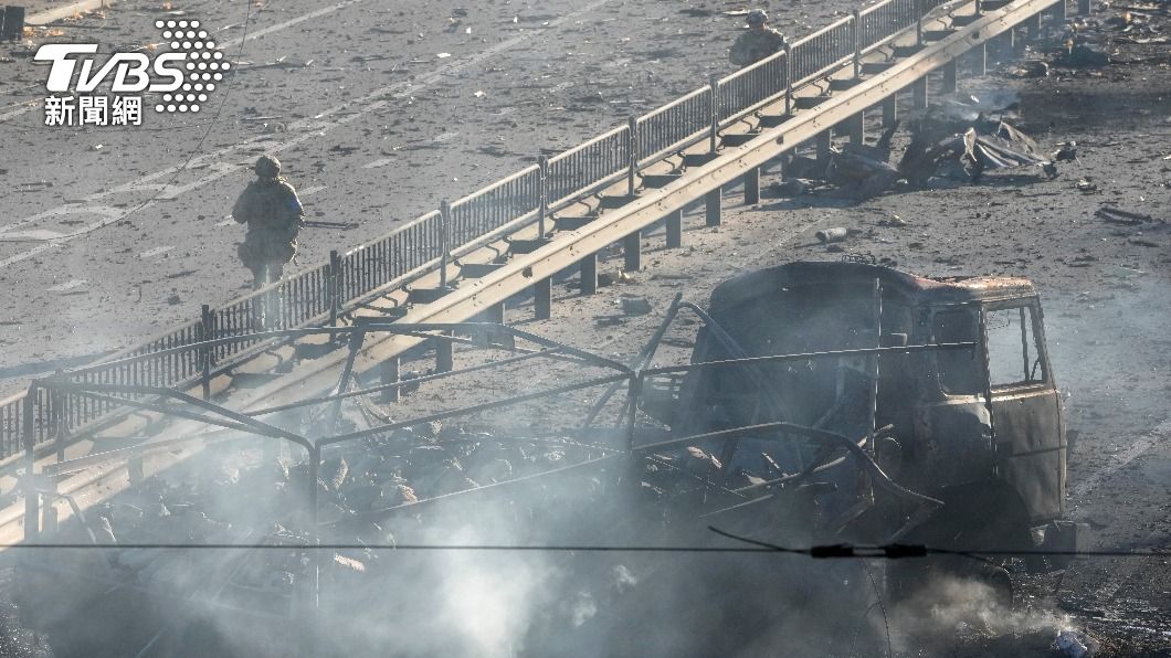 烏克蘭街頭隨處可見被轟炸後的慘況。（圖／達志影像美聯社）