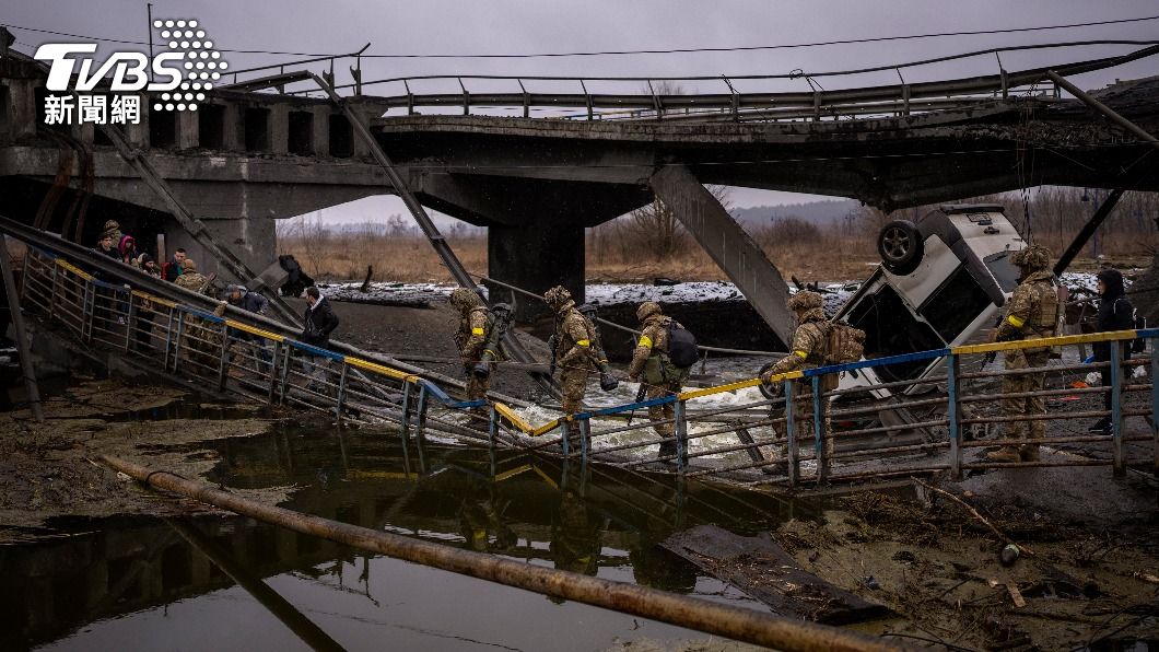 烏克蘭士兵行經一座被炸毀的橋梁。（圖／達志影像美聯社）