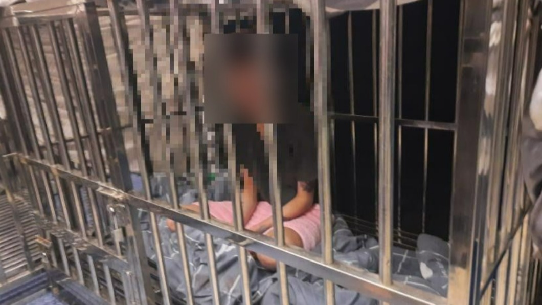 台灣女通緝犯被關在狗籠內。（圖／Facebook AKG Public Information Office）