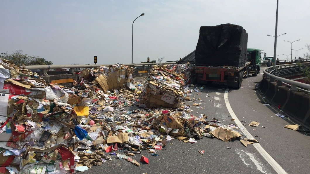 廖男運載回收物時，未確實綑紮牢固，導致大批垃圾散落。（圖／翻攝自國道公路警察局臉書）