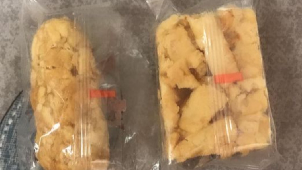 網友分享沙琪瑪的兩種吃法，左圖為壓過。（圖／翻攝自臉書社團《爆廢公社二館》）