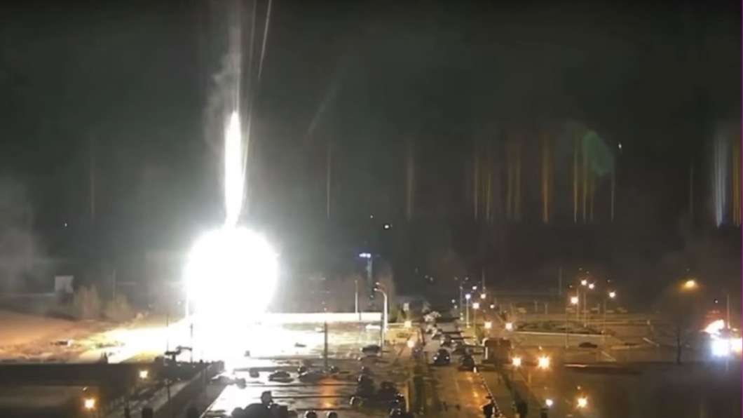 烏克蘭札波羅熱核電廠遭俄軍轟炸起火。（圖／翻攝@Zelensky_official Instagram）