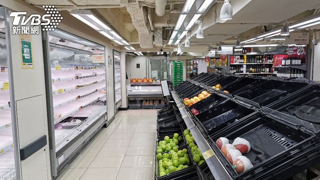 香港一家超市的蔬菜、水果和凍肉銷售一空。（圖／中央社）