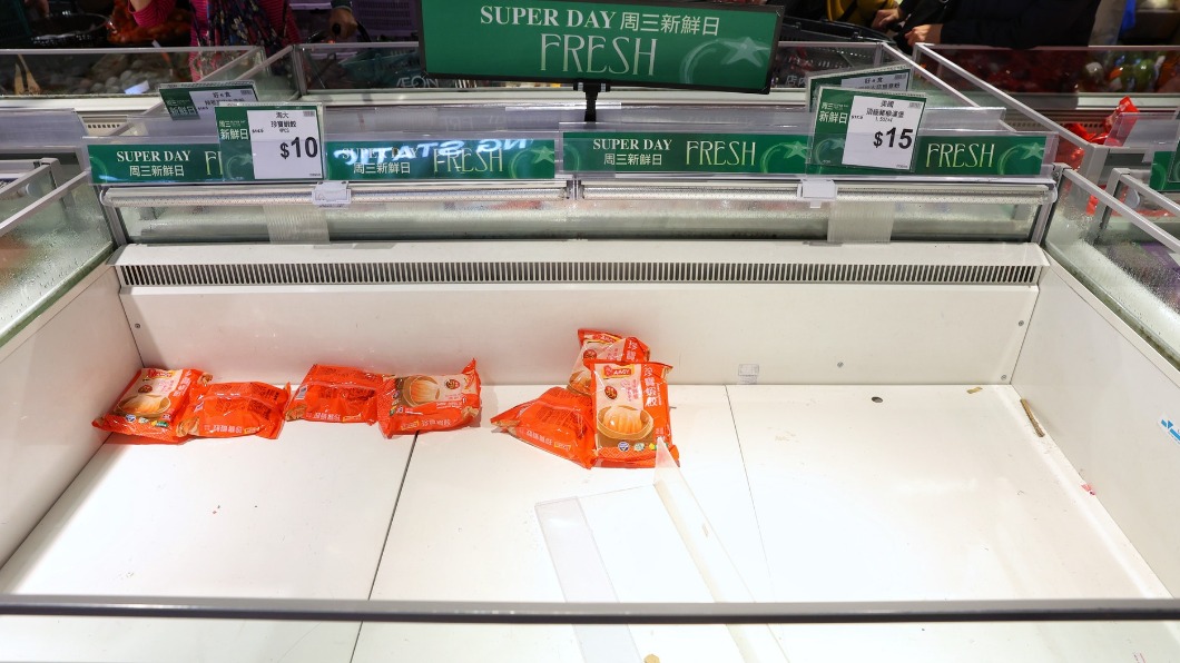 香港疫情未好轉，許多超商食物都被搶購一空。（圖／香港01提供）
