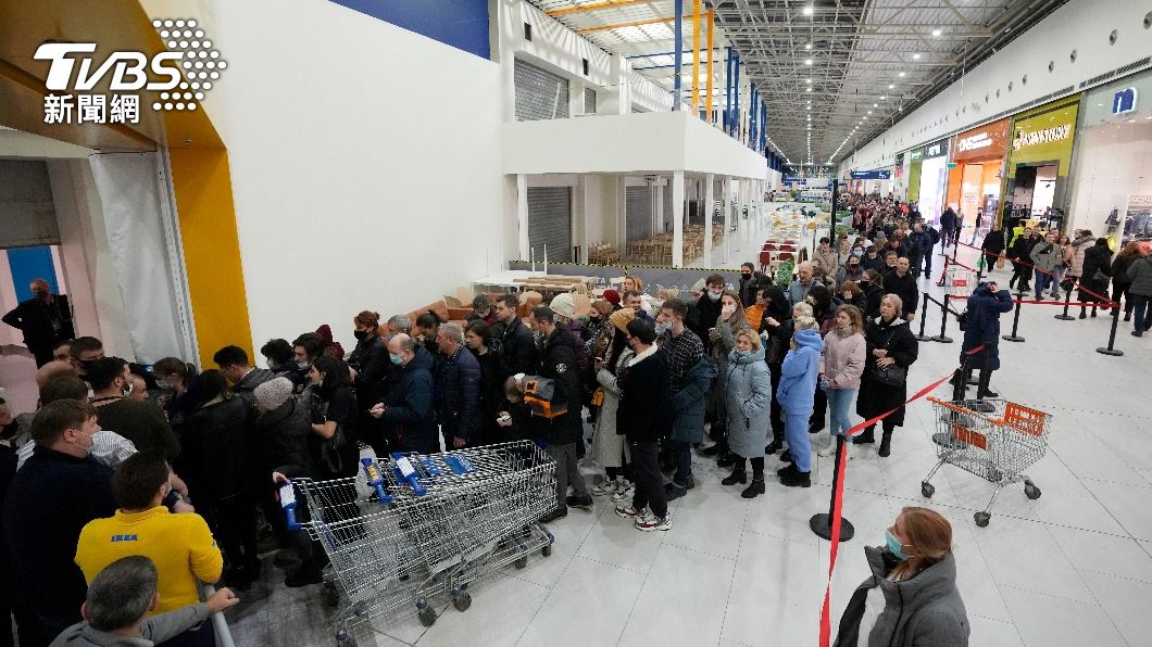 俄羅斯國內的IKEA門市即將暫停營業，門口出現大量排隊人潮。（圖／達志影像美聯社）
