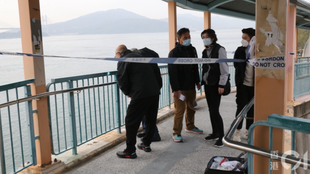 香港警察獲報，有女嬰墜落行人天橋。（圖／香港01提供）