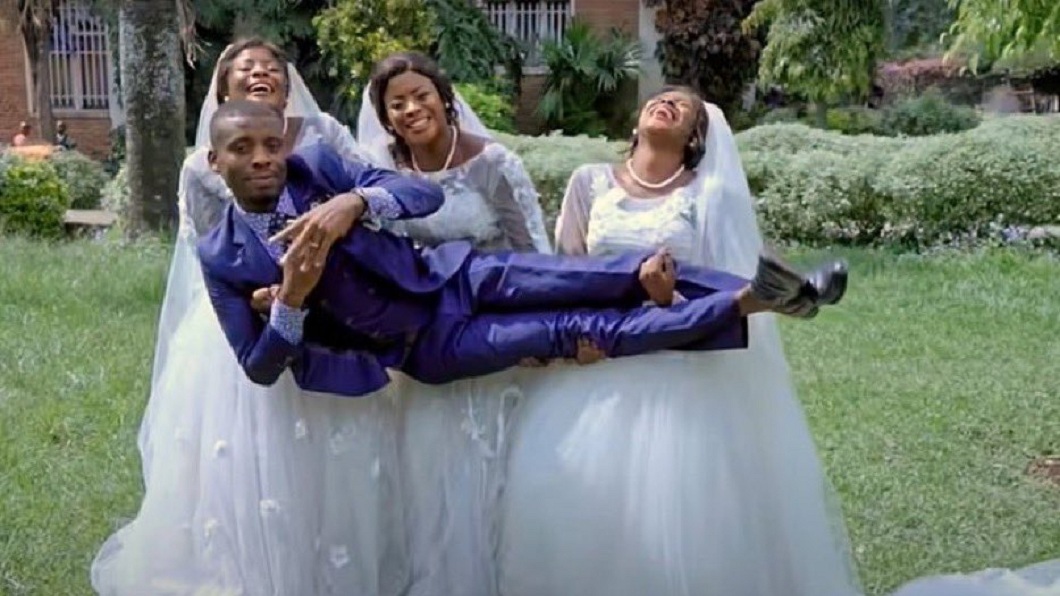 剛果一名男子日前一口氣娶了3名妻子。（圖／翻攝自推特 Harrison Onuoha @chukwunaeduya）