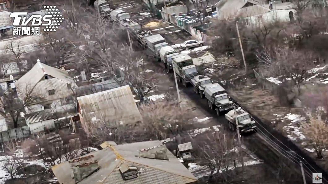 俄軍車隊一度停滯在基輔城外。（圖／達志影像美聯社）