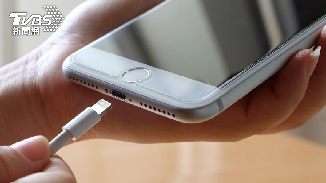 蘋果與安卓手機有望統一充電規格。（示意圖／Shutterstock達志影像）
