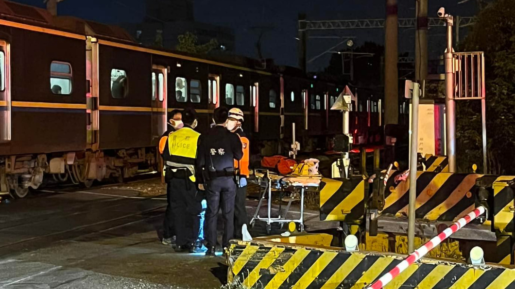 有兩名男子闖入鐵軌，被區間車撞擊。（圖／翻攝自記者爆料網）