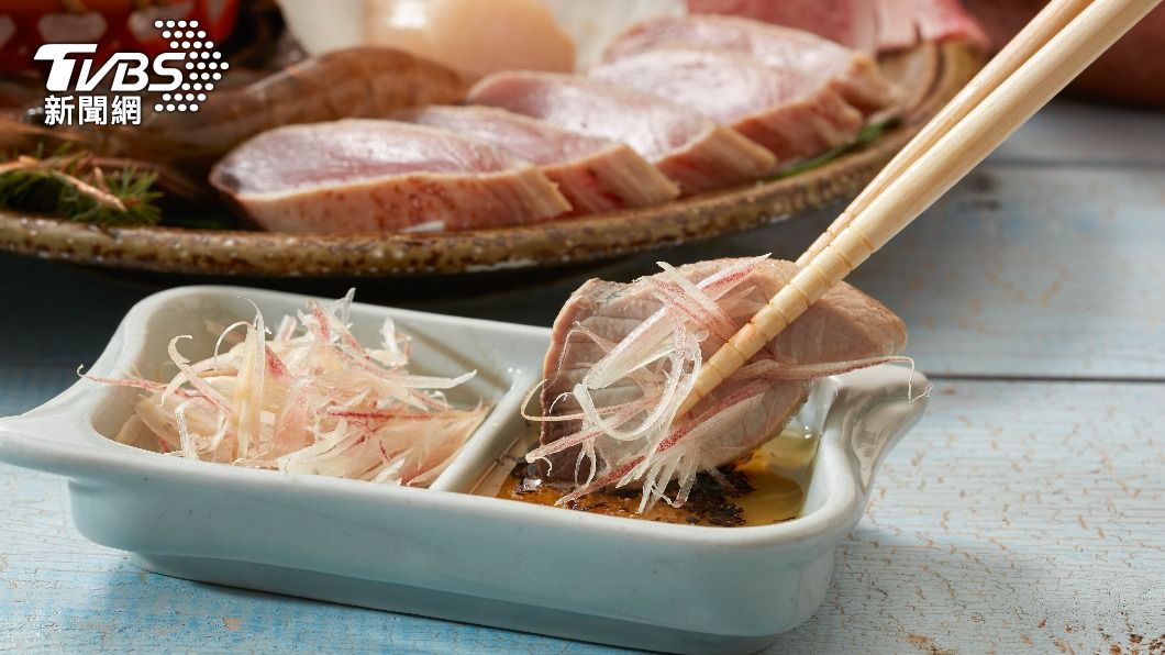 「鰹魚」被日本人視為「海中紅寶石」，可佐上特製的蒜香紫蘇麻油與茗荷。（圖／乾杯集團提供）