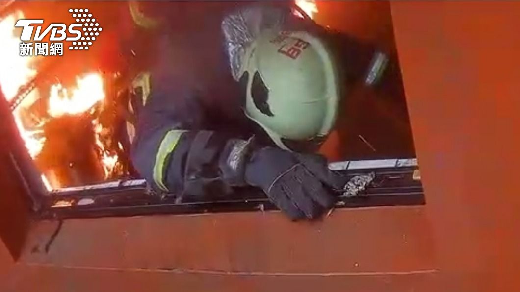消防人員進到火警救援。（圖／TVBS） 謹記不要躲浴室！男遭灼傷險昏厥　「站窗邊」迅速被救出