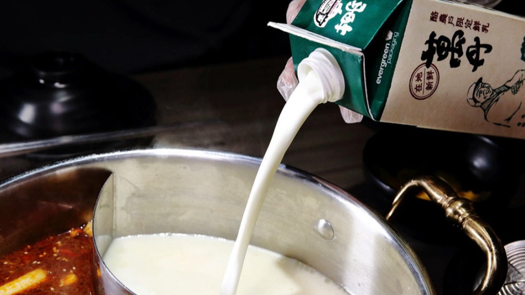 全台第一家「瀑布起司牛奶鍋」，直接倒進整瓶萬丹酪農戶限定鮮乳。（圖／翰寶寶與小珊珊的旅遊美食生活手札提供）
