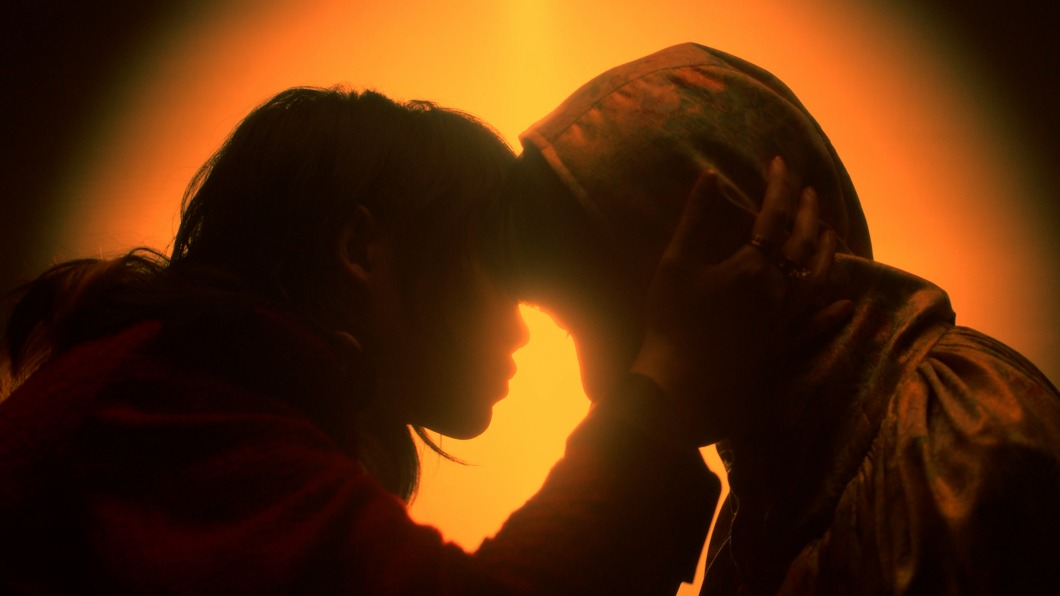 歌手持修（左）在新歌MV中突破以往演技，與女演員上演吻戲。（圖／環球EMI提供）
