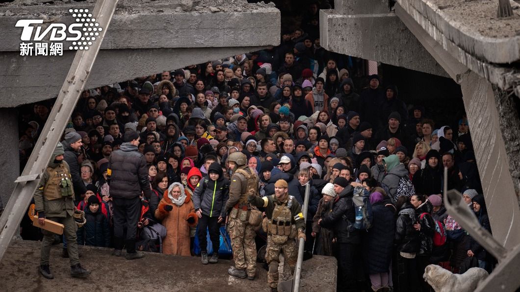 基輔郊區伊爾平（Irpin）數百難民擠在一座被毀的橋樑下避難。（圖／達志影像美聯社）