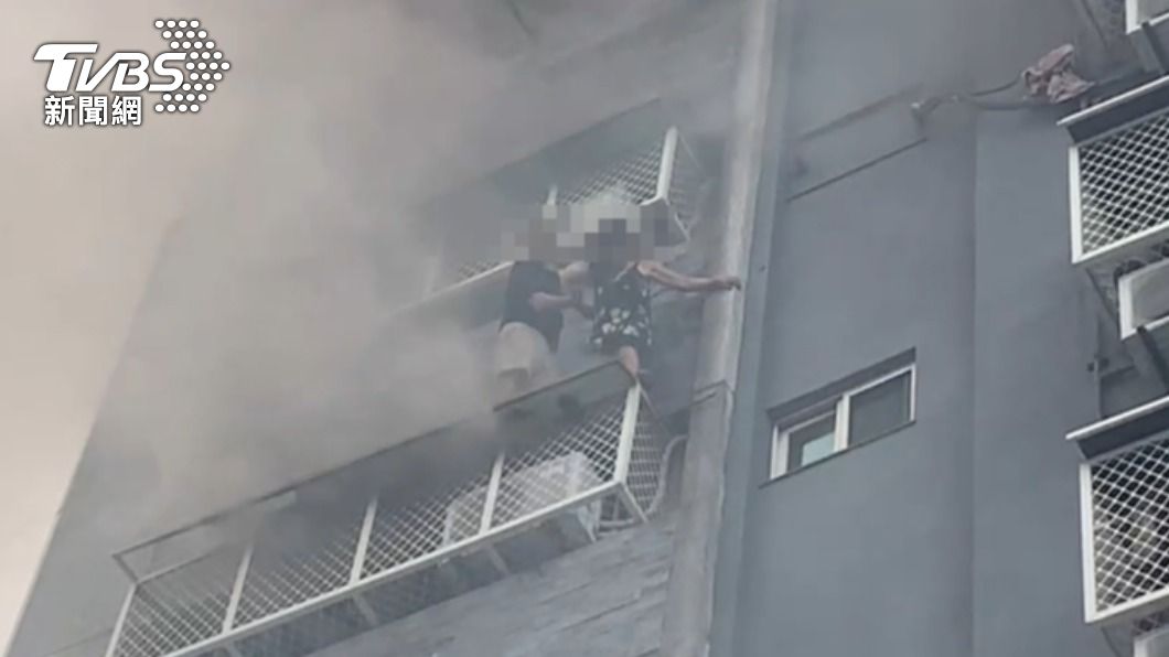 台中市興中街火警，多人受困。（圖／TVBS）