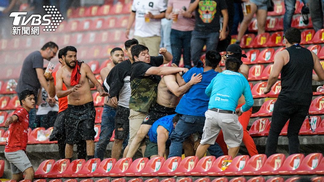 墨西哥足球賽5日的比賽中爆發大規模鬥毆事件。（圖／達志影像美聯社）