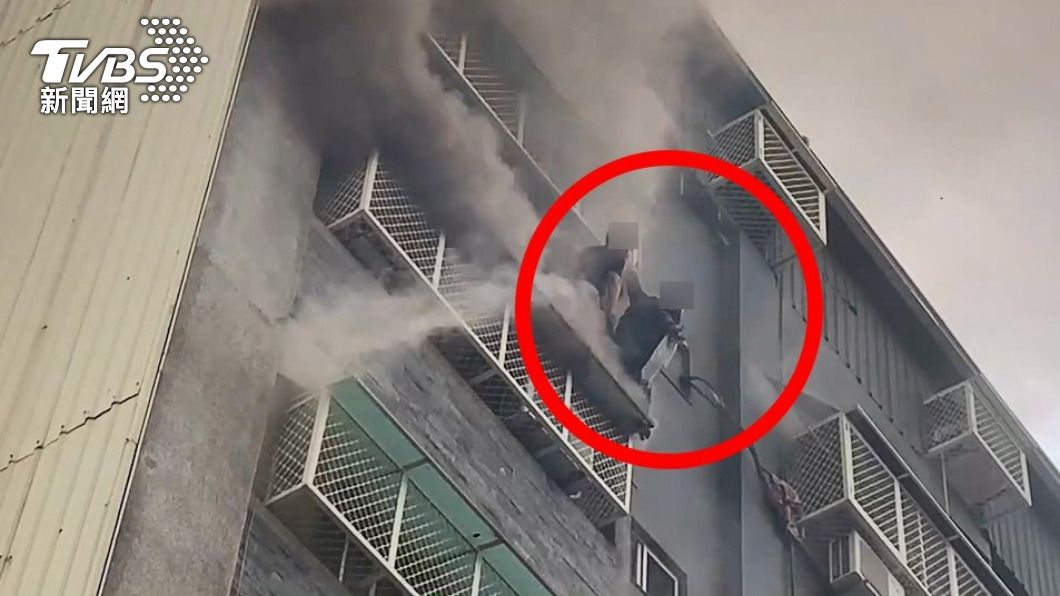 兩名男子爬出鐵窗後呼救，其中一人不耐高溫墜樓。圖／TVBS